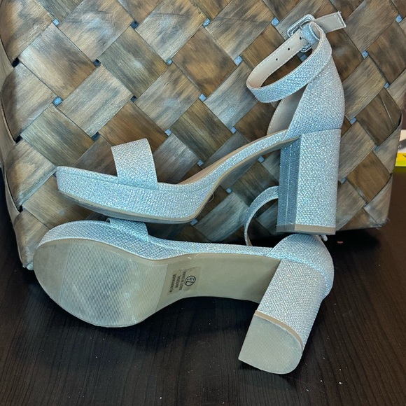 Silver strapped chunky heels - Picture 4 of 4